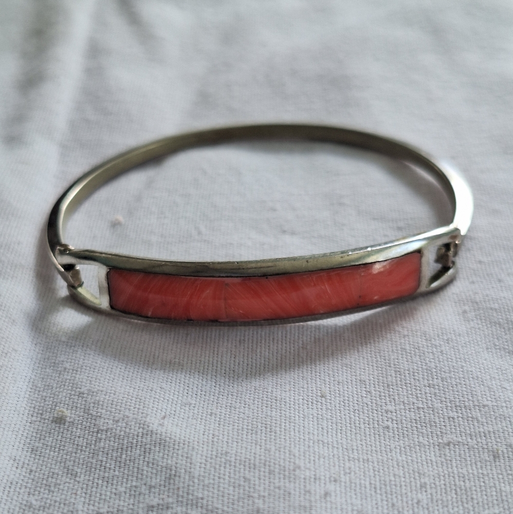 Pink coral and alpaca silver bracelet